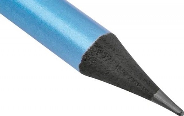 Blaue Metallic-Bleistift mit Radiergummi gespitzt