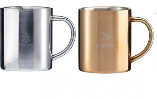 Metallbecher in der Farbe Kupfer oder silber