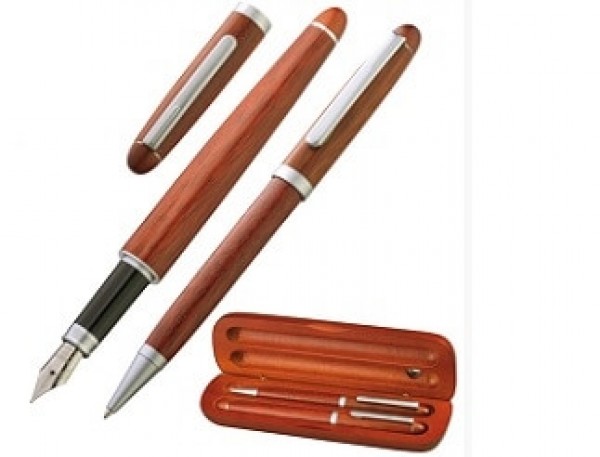 Wertiges Schreibgeräteset aus Holz