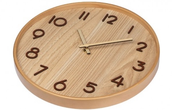 Wanduhr aus Holz mit erhabene Zahlen