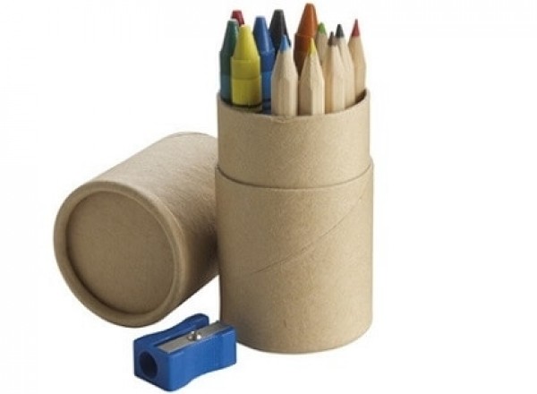 Malset mit Buntstifte, Wachsmalstifte und Spitzer in einem Köcher