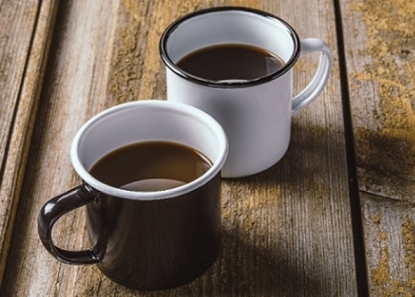 Emaille-Becher im bewussten, unvollkommenen RETRO-Design