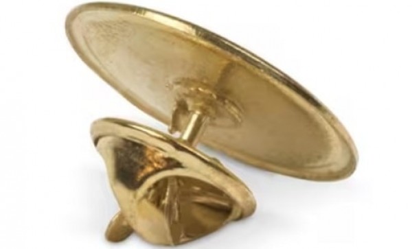 Goldener Pin aus Metall mit Schmetterlingsverschluss