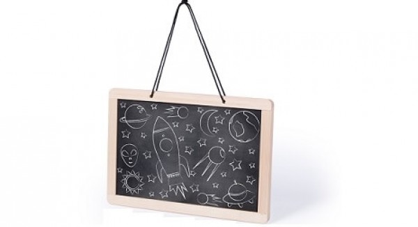 Kreidetafel mit Kreide zum Aufhängen
